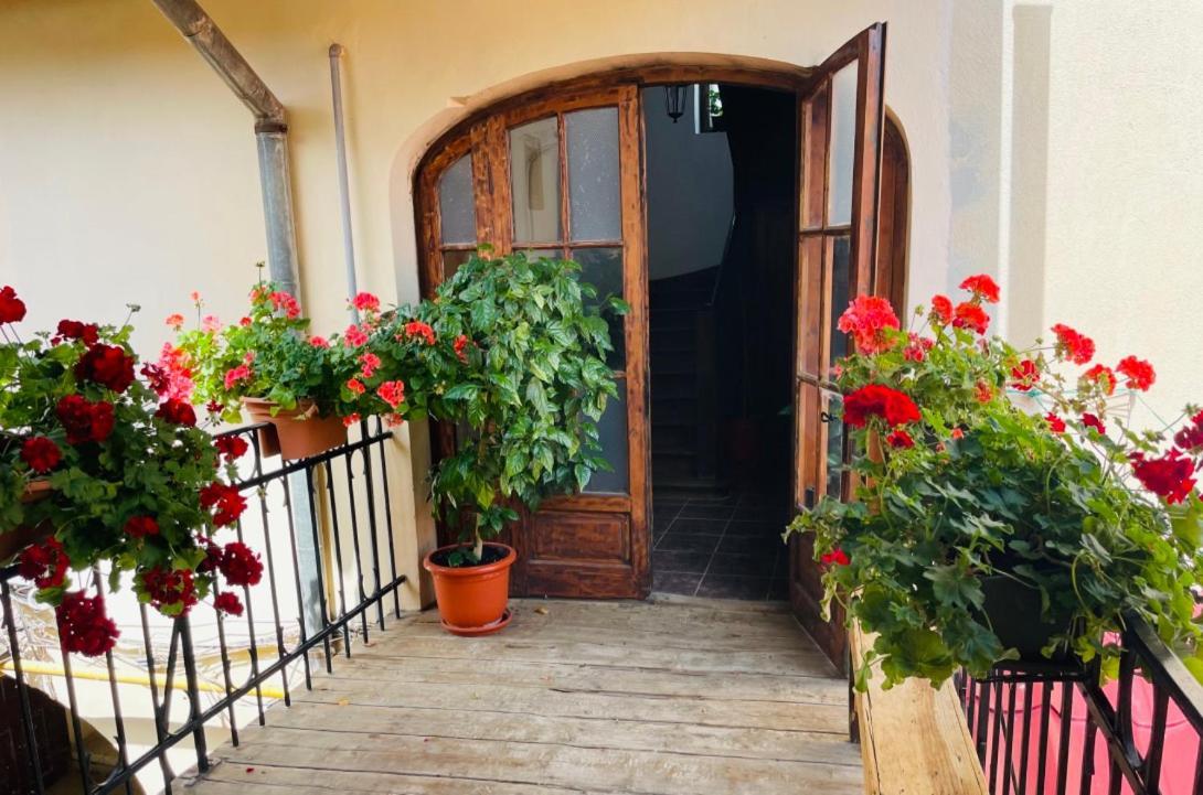 Spacious Stylish Apartment In Old Town シビウ エクステリア 写真